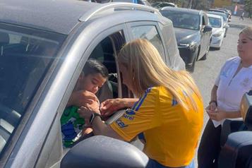 Instalan módulo de vacunación drive thru