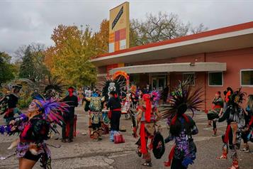 Unen celebraciones del Día de Muertos a comunidades hispanas en EU