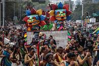 Vibran ante el colorido desfile de los muertos Vibran ante el colorido desfile de los muertos