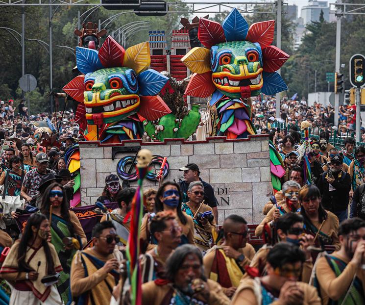 Vibran ante el colorido desfile de los muertos Vibran ante el colorido desfile de los muertos
