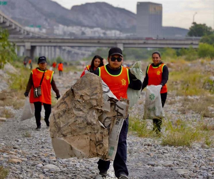 Retiran 43 mil toneladas de basura del río Santa Catarina Retiran 43 mil toneladas de basura del río Santa Catarina
