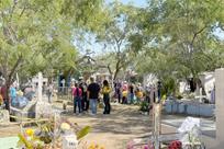 Abarrotan regios panteones del Área Metropolitana