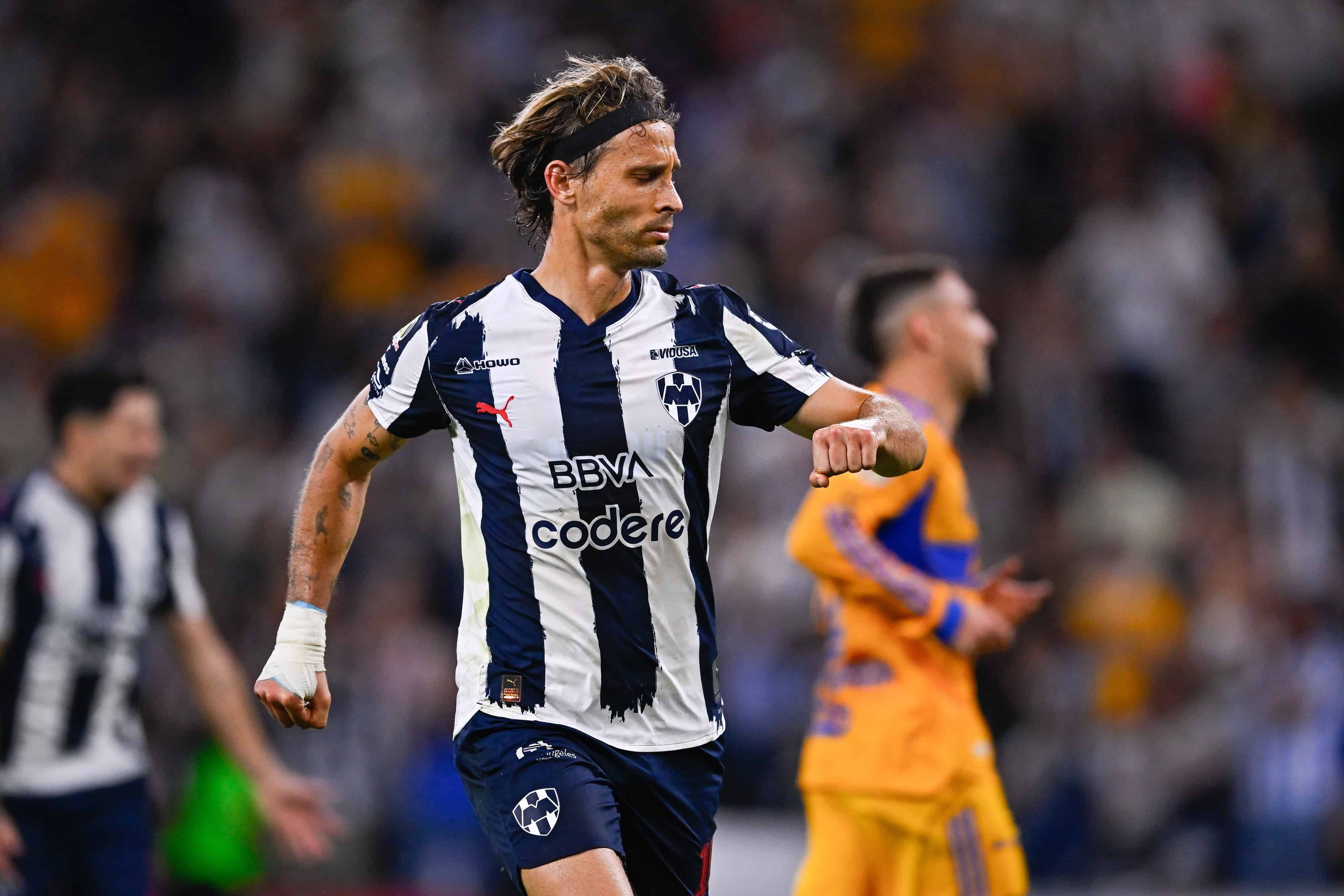 Sergio Canales anota desde los once pasos.