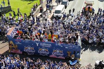 Festejan Dodgers en Los Ángeles su título de Serie Mundial 