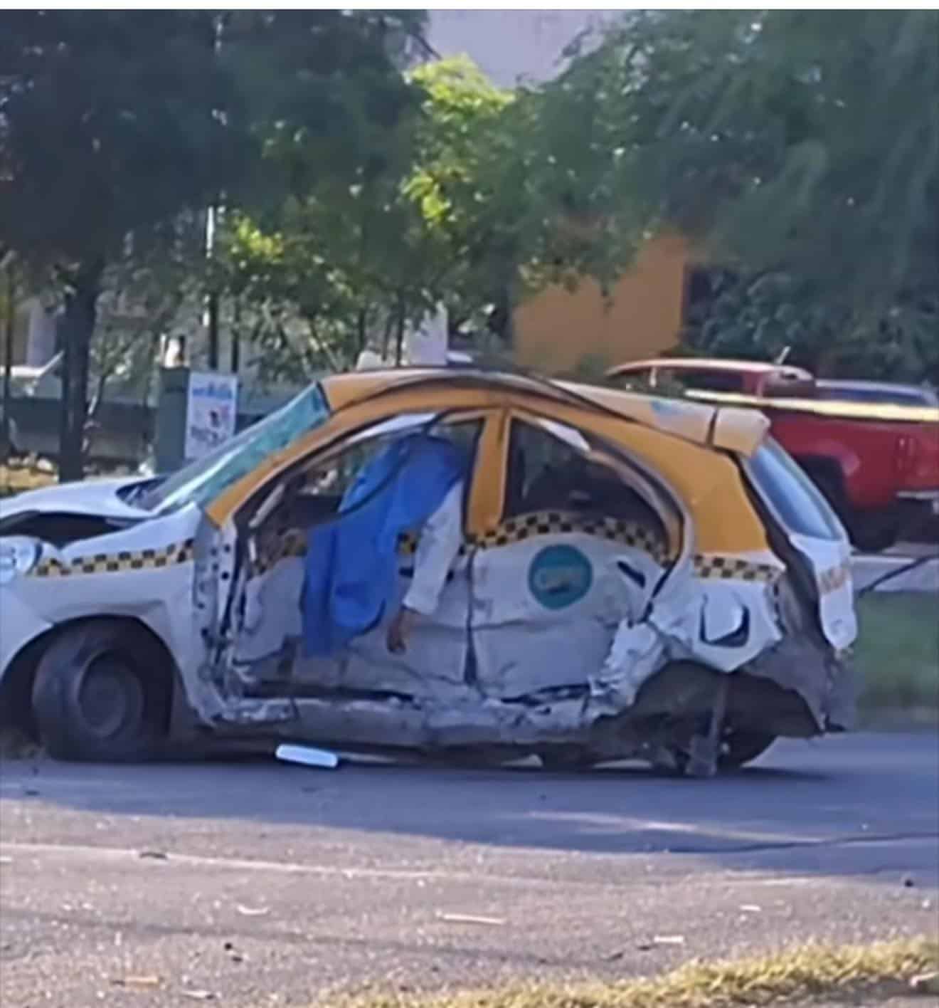 Un trabajador del volante perdió la vida, luego de ser impactado y arrastrado más de 40 metros, por una camioneta en calles de la colonia Valle del Sol en Guadalupe.