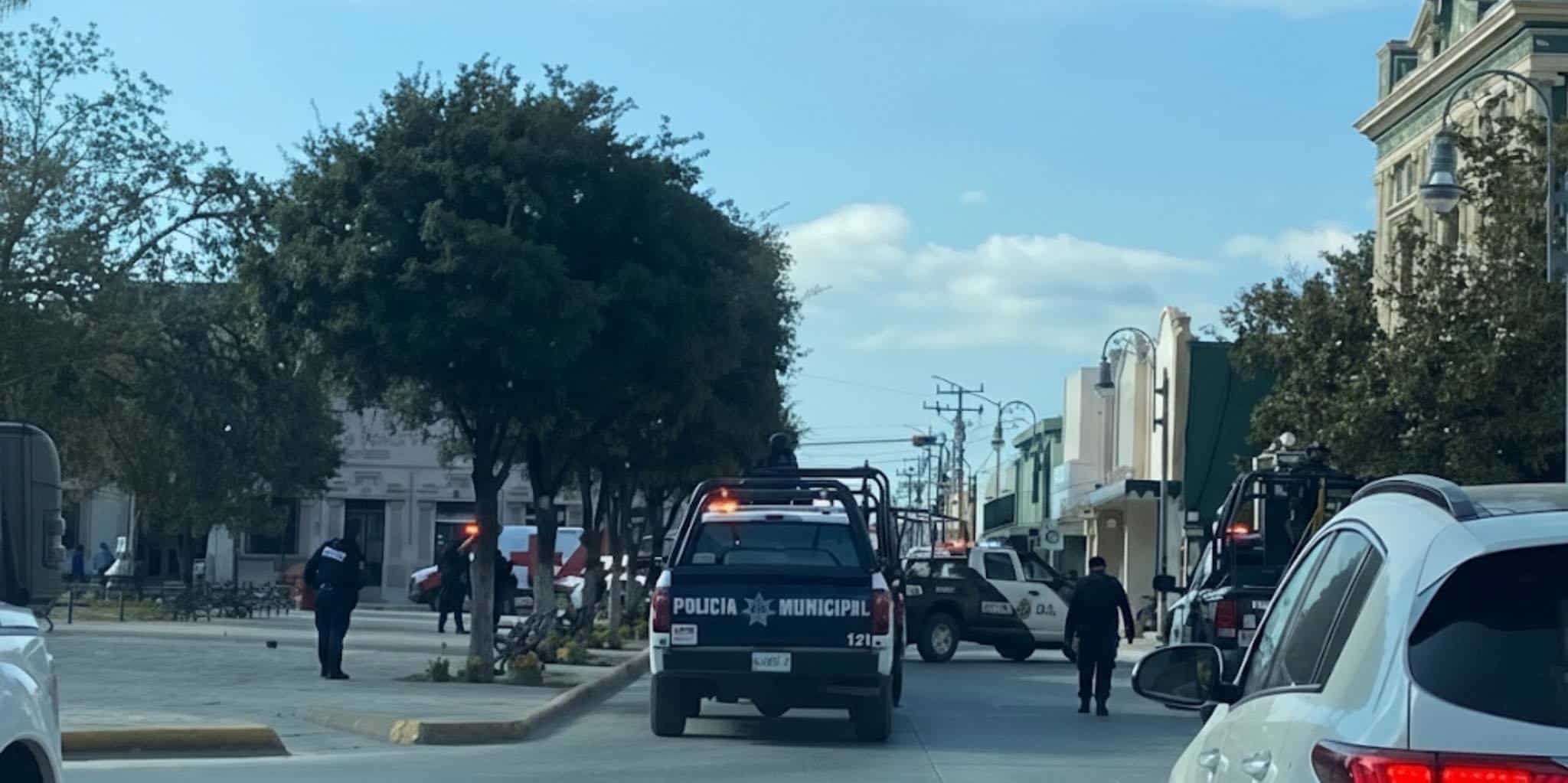 Elementos de la policía preventiva de Linares, investigan el caso de dos jóvenes que terminaron lesionados, al ser arrollados en forma intencional, en el centro de esta ciudad.