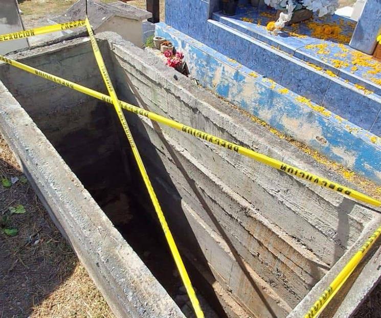 Resulta herida al caer a tumba en Santiago