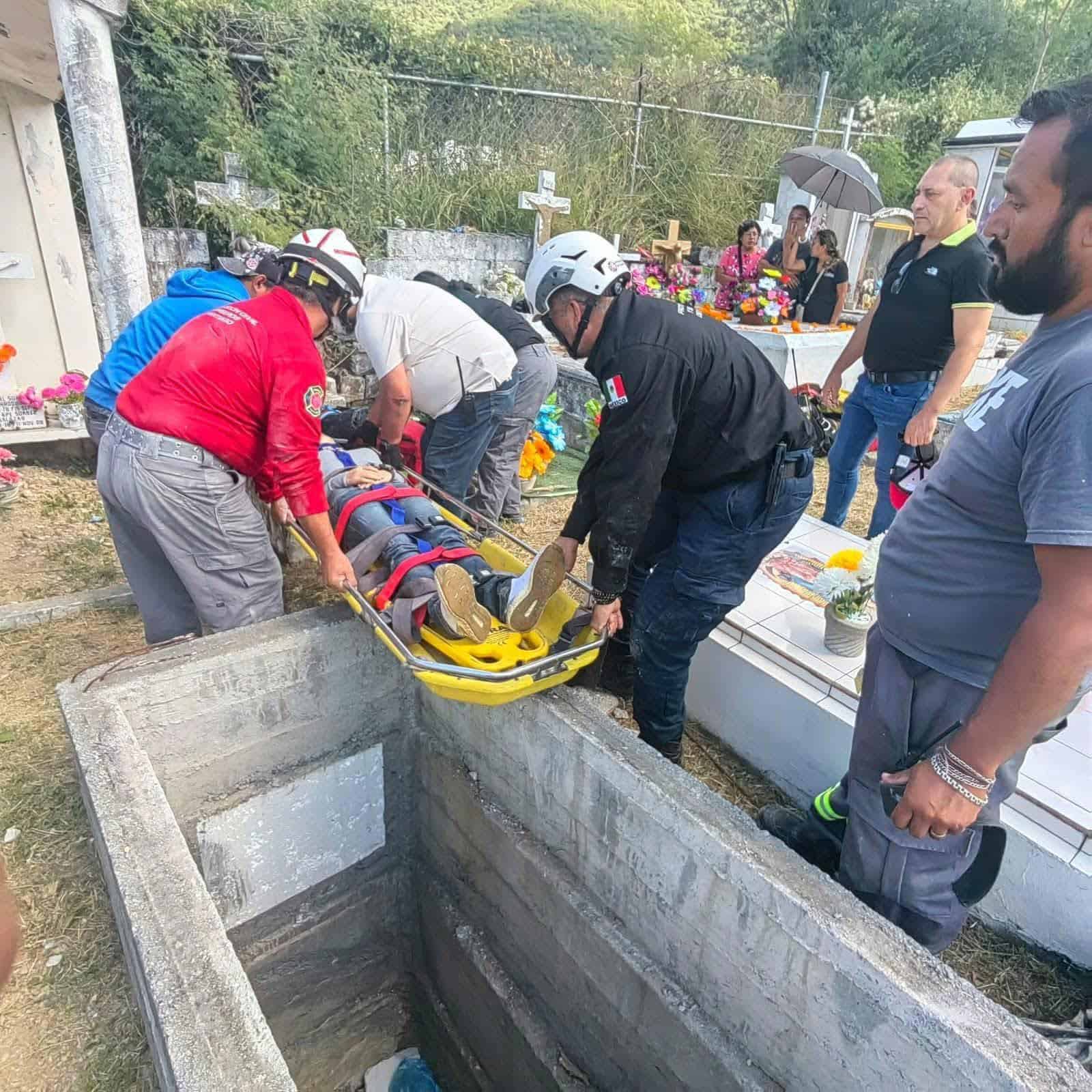 Una mujer que realizaba la tradicional visita a los panteones del municipio de Santiago, terminó con diversas lesiones al caer accidentalmente a una tumba abierta.