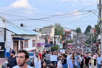 Irrumpen manifestantes en Palacio de Gobierno de Michoacán
