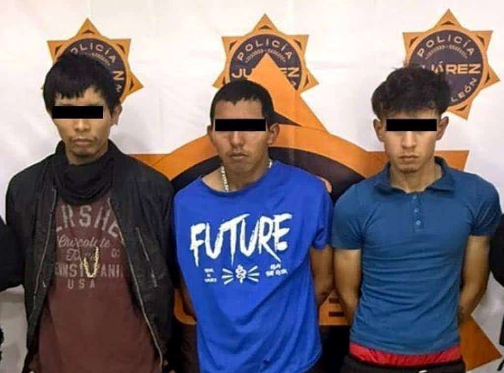 Tres hombres fueron detenidos por las autoridades de Juárez, después de ser sorprendidos saqueando una tienda de abarrotes y novedades.