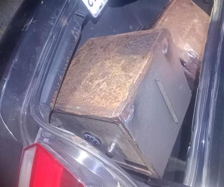Decomisan auto con dos cajas fuertes