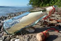 Localizan botella en la playa con mensaje de 109 años