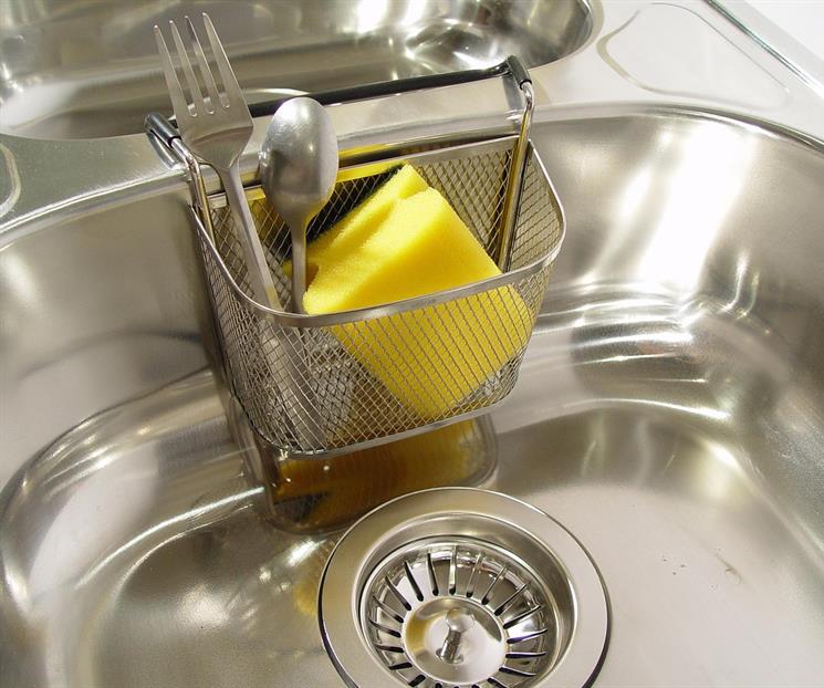 El truco para eliminar malos olores en la esponja de cocina El truco para eliminar malos olores en la esponja de cocina