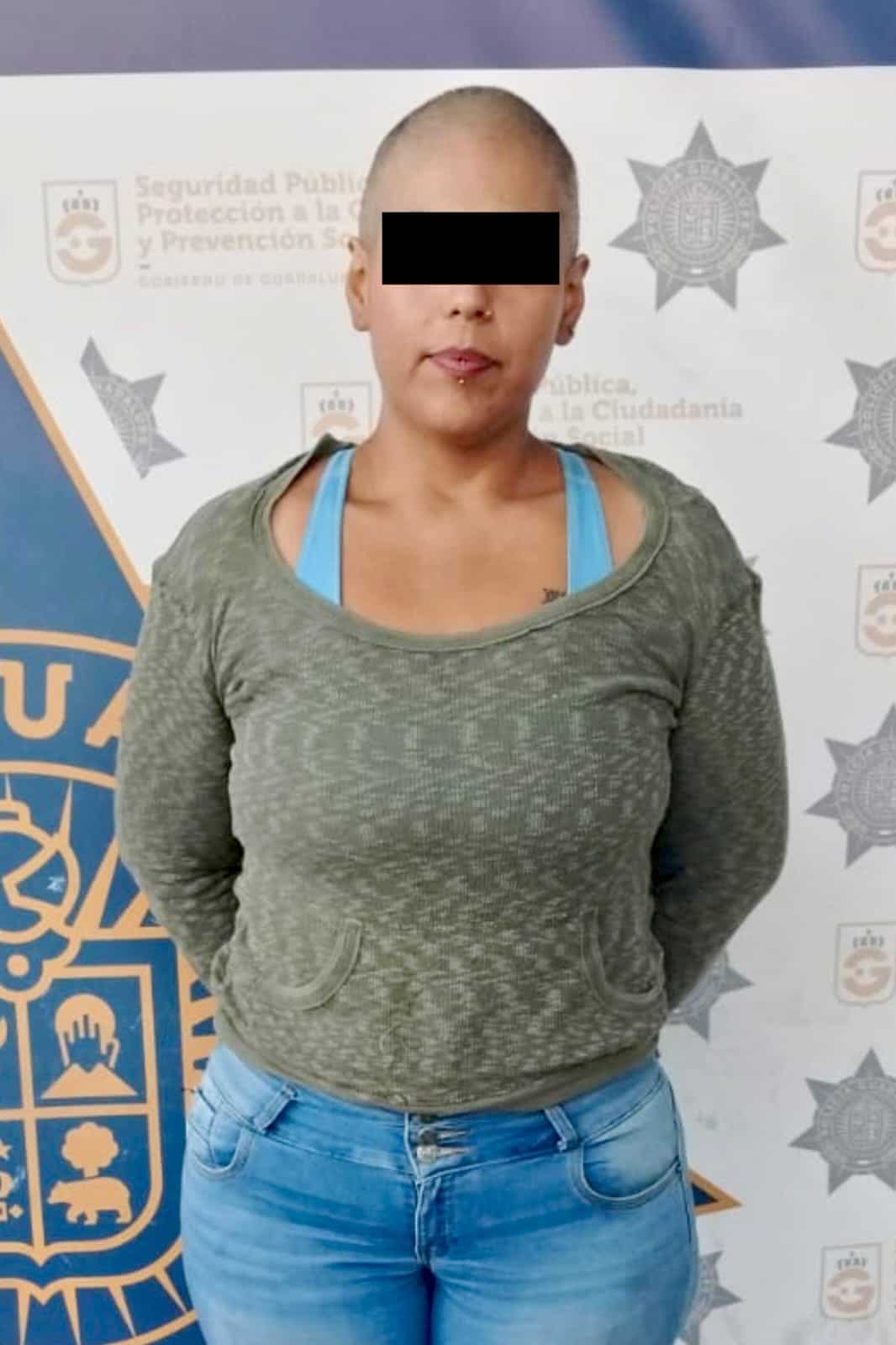 Empujar una motocicleta fue motivo para que una pareja fuera abordada por policías de Guadalupe.Sin embargo, lo que en inicio era un acto de ayuda terminó en una doble detención, luego de que los oficiales confirmaran que el vehículo contaba con reporte de robo.