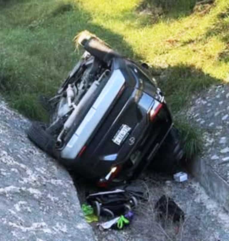 Una tragedia se registró en una residencia del sector Cumbres Mediterráneo, donde un hombre ataco a balazos a su presunta pareja sentimental, quien herida salió en su camioneta a pedir apoyo y termino cayendo en un canalón al perder la vida.