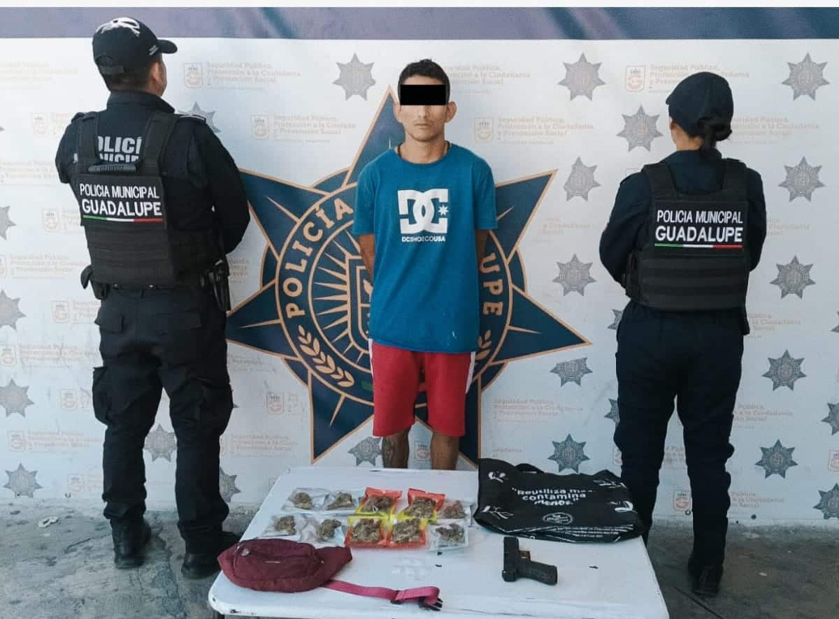 Como resultado de labores de inteligencia, elementos del área de Análisis e Investigación de la Secretaría de Seguridad Pública de Guadalupe detuvieron a un presunto narcomenudista, quien estaría relacionado con al menos 35 robos con violencia a tiendas de conveniencia cometidos en distintos sectores del municipio.