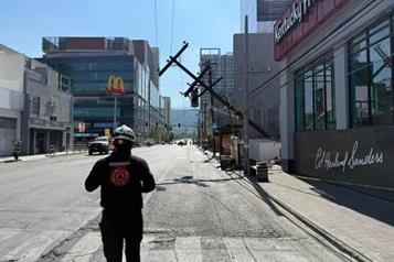 Derriba tráiler poste en el Centro