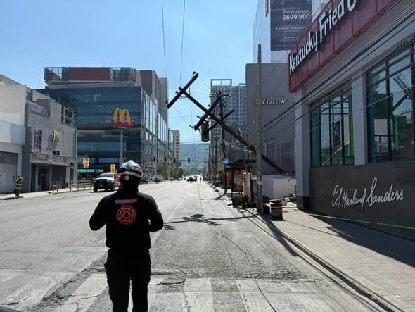 Derriba tráiler poste en el Centro