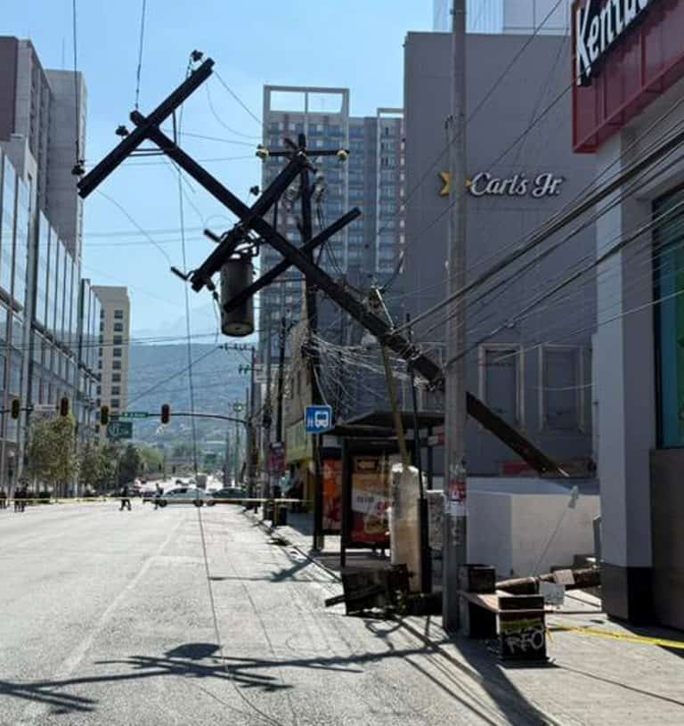 Un amplio sector del centro de Monterrey, quedó sin el servicio de energía eléctrica, luego que un tráiler, impactara un poste de la CFE, que sostenía un transformador.