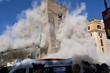 Colapsa torre medieval en Roma y deja un trabajador atrapado