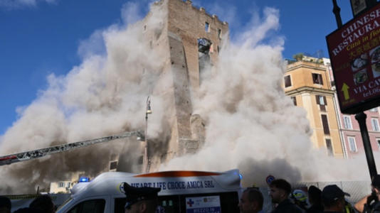 Colapsa torre medieval en Roma y deja un trabajador atrapado Colapsa torre medieval en Roma y deja un trabajador atrapado