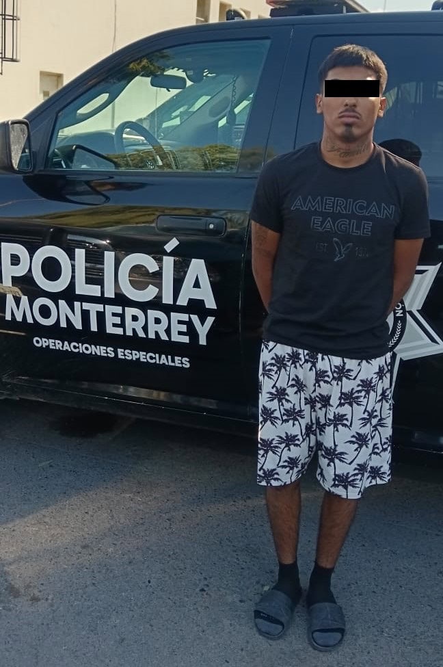 Oficiales de la Policía de Monterrey, lograron la captura de dos jóvenes, por presuntamente tener en su poder 109 bolsas con una sustancia sólida similar a la droga tipo cristal y con hierba verde parecida a la mariguana, en la colonia Industrial.