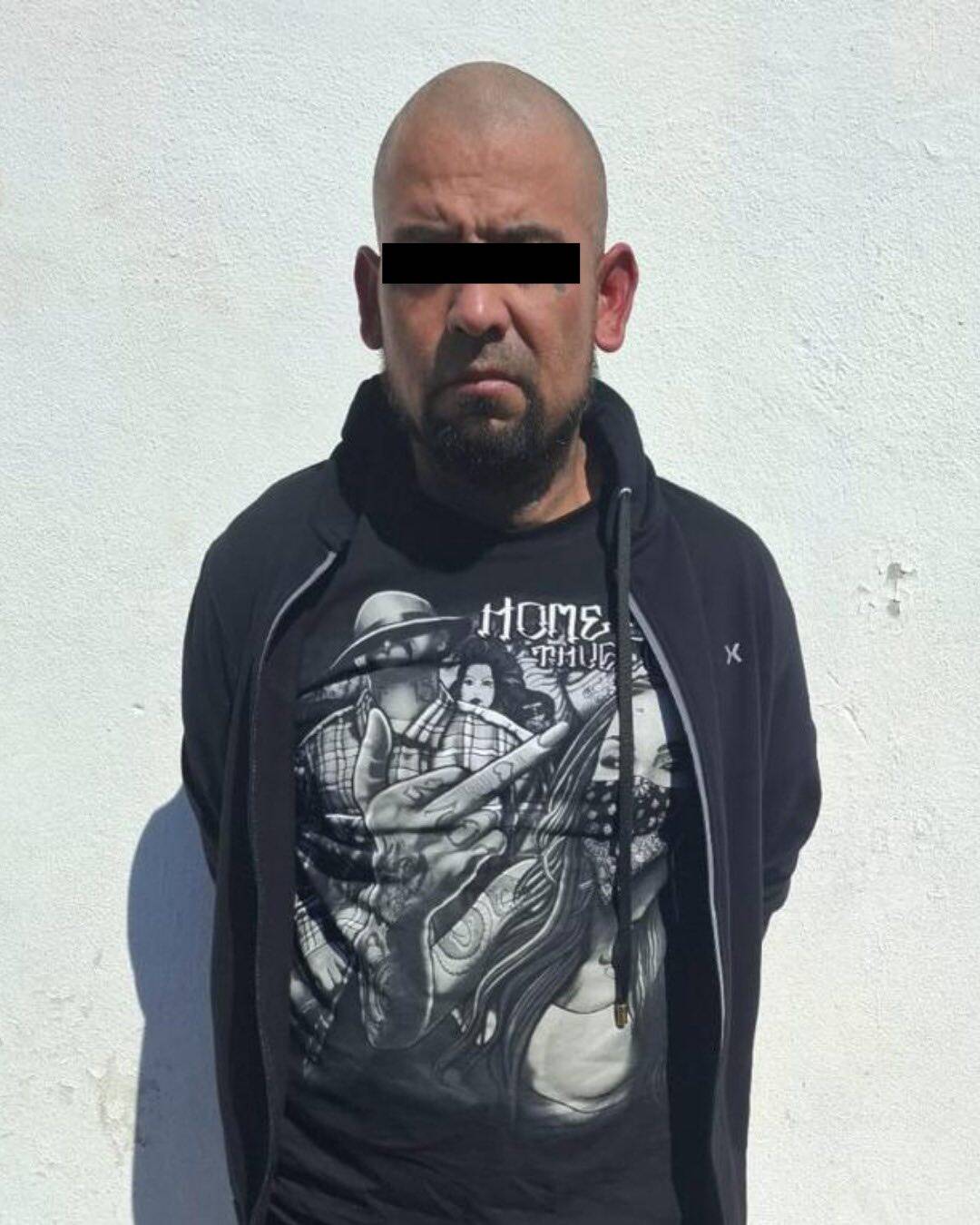 Elementos de la Guardia de Proximidad de Apodaca, detuvieron a dos hombres luego de una persecución, tras circular a exceso de velocidad y abandonar un vehículo sin placas en calles del Fraccionamiento Nueva Las Puentes.