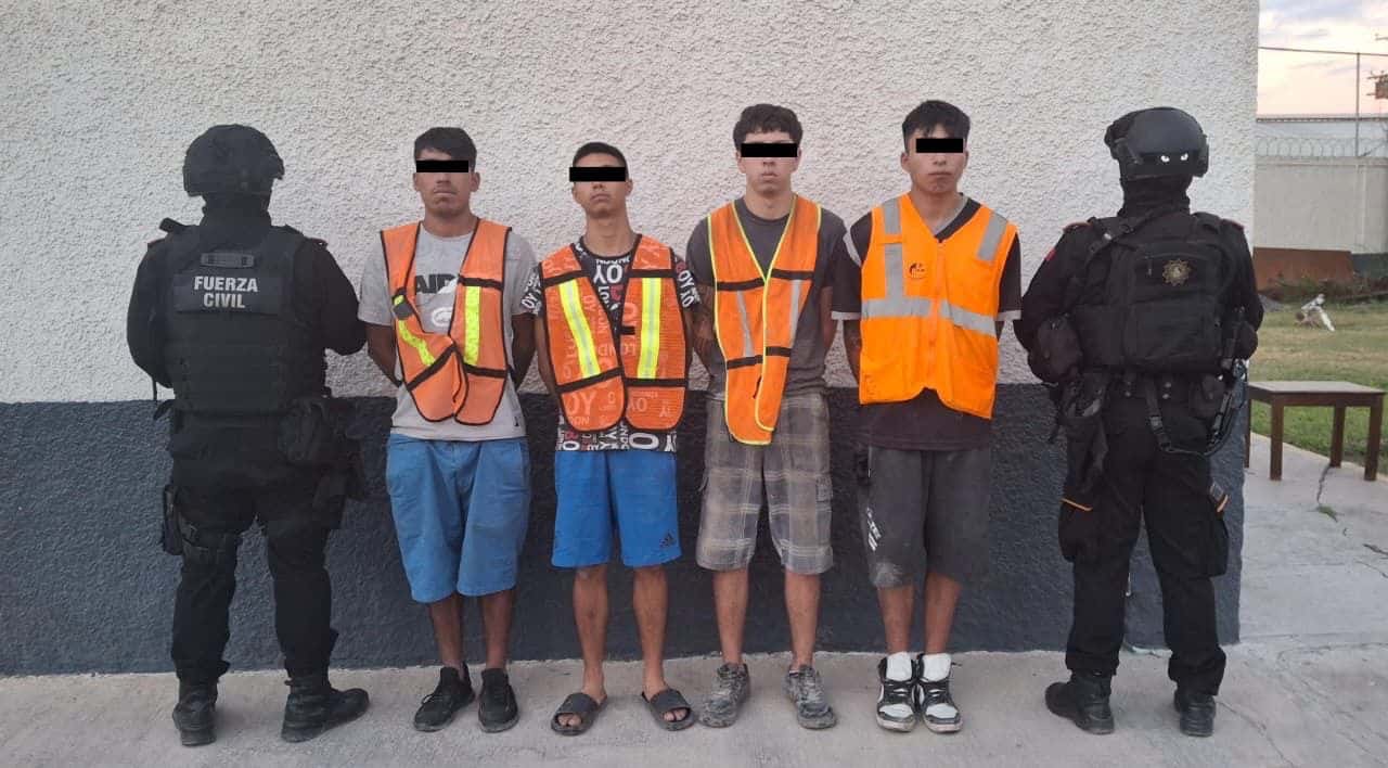 Policías de Fuerza Civil que llevaban a cabo un despliegue estratégico para detectar actos ilícitos al sur de Monterrey, lograron detener a cuatro hombres presuntamente armados.