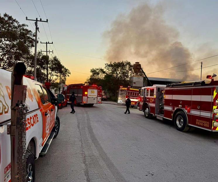 Arde una bodega repleta de madera Arde una bodega repleta de madera