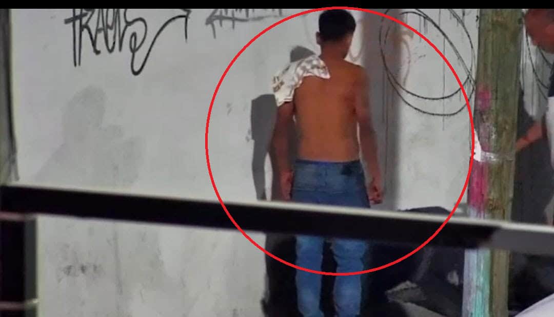 Un hombre fue detenido por oficiales de la Policía de Monterrey, luego que presuntamente golpeara con violencia a otra persona, para tratar de despojarlo de sus pertenencias, en la colonia Garza Nieto.