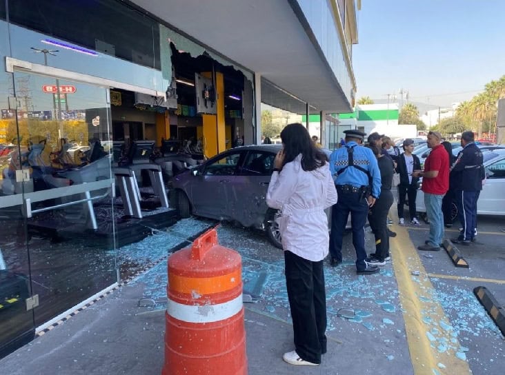 Impacta vehículo contra gimnasio Impacta vehículo contra gimnasio