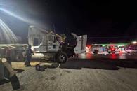 Arde tráiler frente a gasolinera Arde tráiler frente a gasolinera