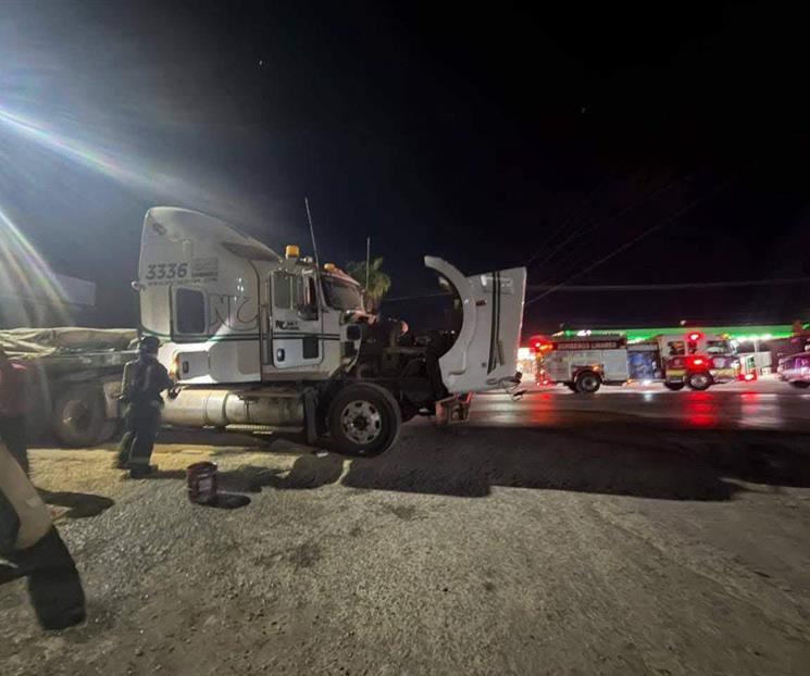 Se incendia tráiler frente a gasolinera Se incendia tráiler frente a gasolinera