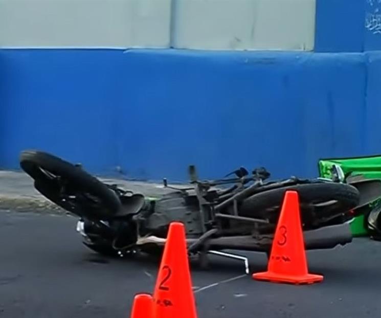 Se pasa repartidor luz roja, muere embestido