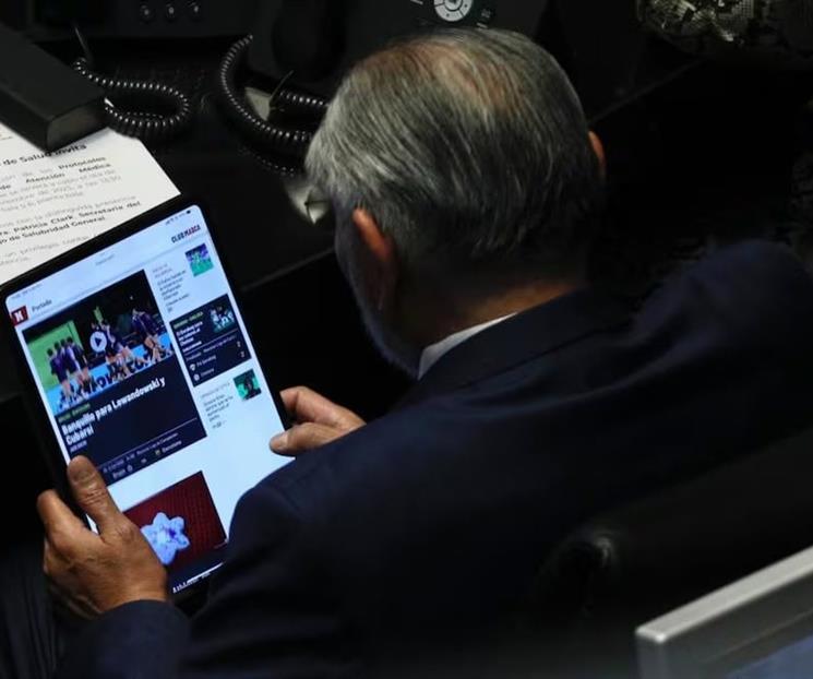 Captan otra vez a Adán viendo deportes; retiran a fotógrafos Captan otra vez a Adán viendo deportes; retiran a fotógrafos