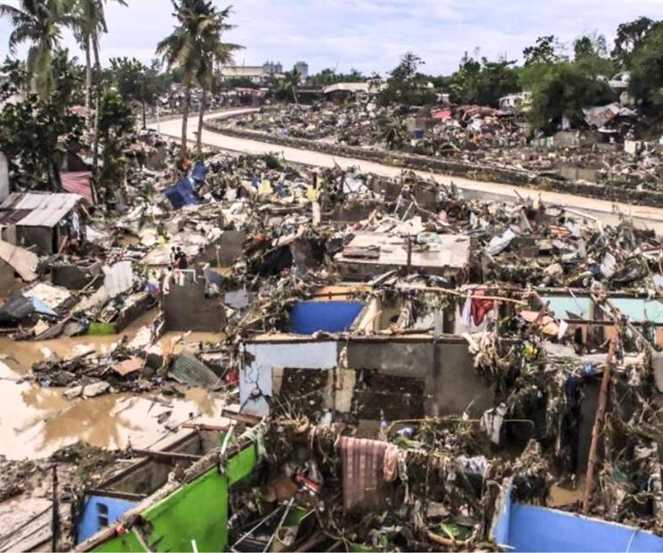 Reporta Filipinas más de 100 muertos por el paso del tifón Kalmaegi