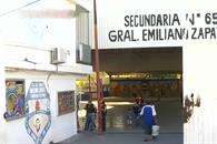 Amenaza con fusil a compañeros y a su maestra Amenaza con fusil a compañeros y a su maestra