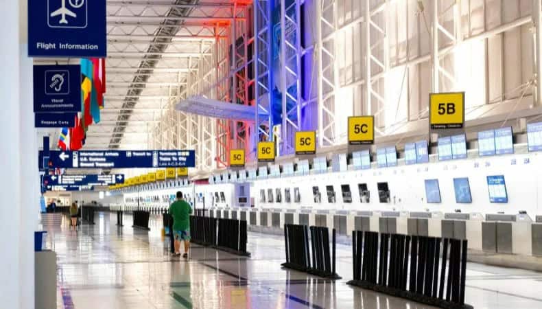 Anuncian cancelación de vuelos por cierre de gobierno en EU