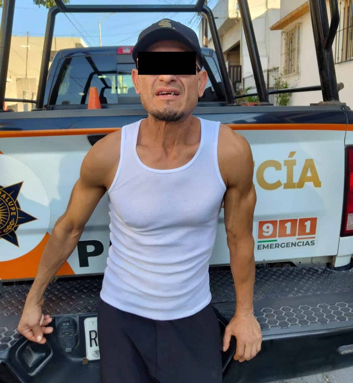 Policías de Guadalupe, mediante una estrategia táctica de la Unidad de Análisis e Investigación Criminal, lograron la detención de un delincuente identificado como presunto responsable de una serie de robos a negocios en las zonas oriente y sur del municipio.