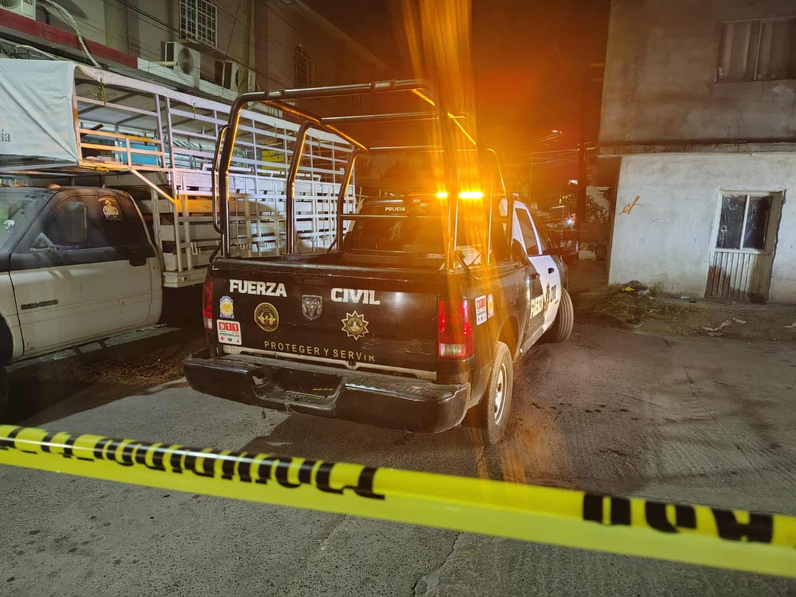 Una familia fue atacada a  balazos dentro de un domicilio donde un hombre murió, una mujer y un masculino resultaron lesionados, al norte de Monterrey.