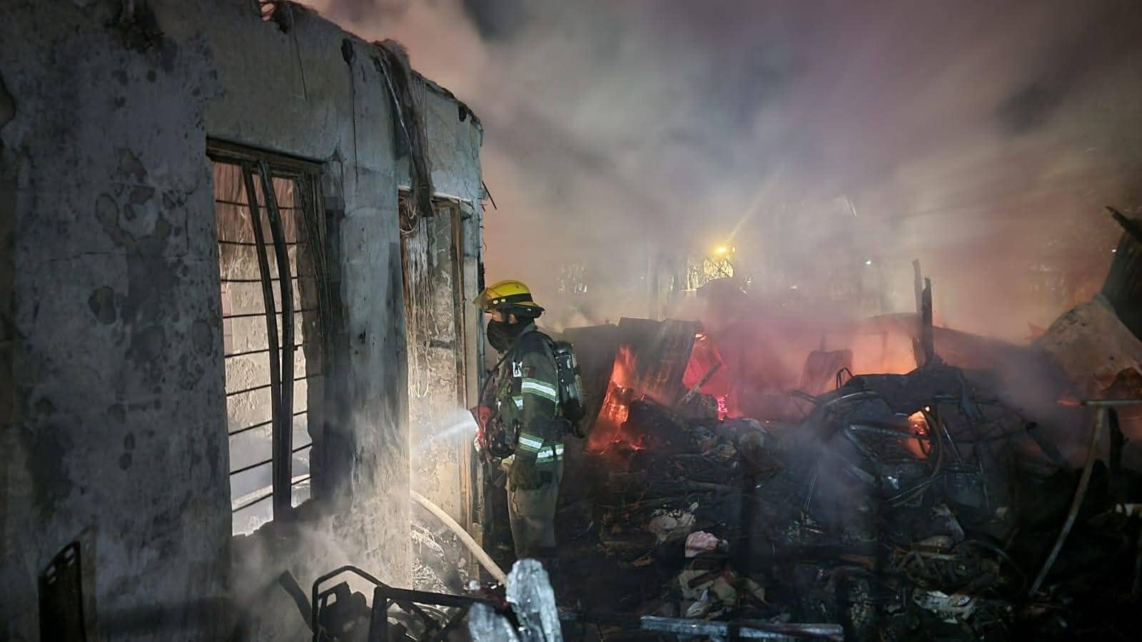 Un tejaban quedó literalmente reducido a cenizas, luego de producirse un incendio de grandes proporciones, en el sector de la Alianza en el municipio de Monterrey.
