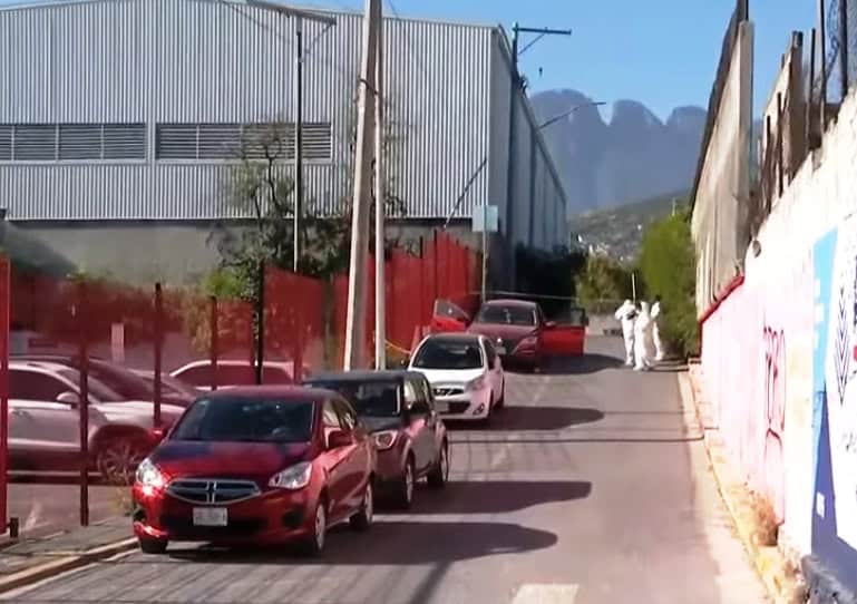 Un empleado de la Subdelegación número 4 del IMSS, fue ejecutado a balazos cuando llegaba a su centro de trabajo en la colonia Nuevo Repueblo al sur de la ciudad.