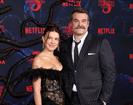 Se abrazan Millie Bobby Brown y David Harbour en la premiere de ST 5