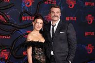 Se abrazan Millie Bobby Brown y David Harbour en la premiere de ST 5