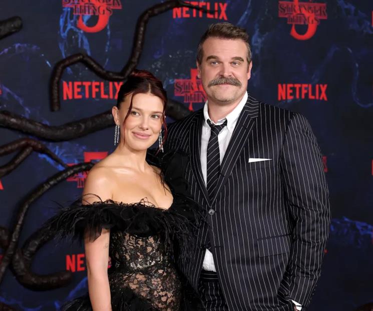 Se abrazan Millie Bobby Brown y David Harbour en la premiere de ST 5 Se abrazan Millie Bobby Brown y David Harbour en la premiere de ST 5
