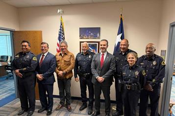 Se reúne Adrián con el jefe de la Policía de Dallas