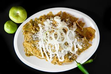 Qué llevan los chilaquiles suizos