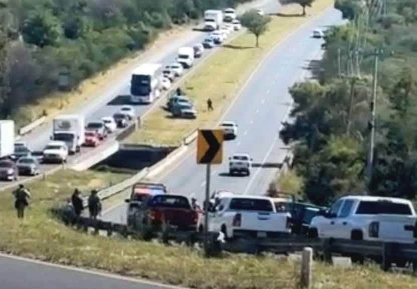 Dos hombres que viajaban a bordo de una camioneta y remolcaban una troca de colección, fueron ejecutados al ser atacados con armas largas en un tramo carretero del municipio de Montemorelos.