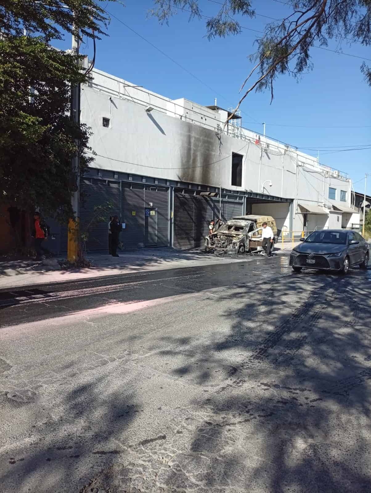 Un camión de valores fue consumido por las llamas cuando los custodios bastecían un cajero automático del casino Vivento, en el centro de Apodaca.