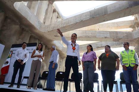 Resalta Sheinbaum que sólo 10 personas la cuidan Resalta Sheinbaum que sólo 10 personas la cuidan